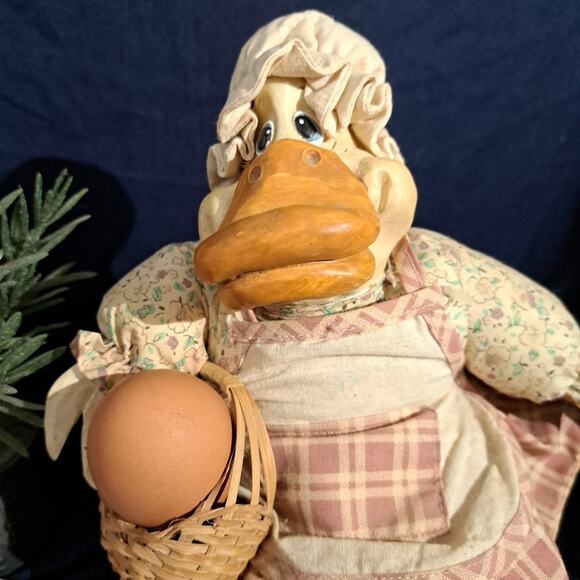 Vintage 1990 Russ Critter Factory Duck Figurine Adorable Duck with Basket Bonnet - Picture 3 of 7